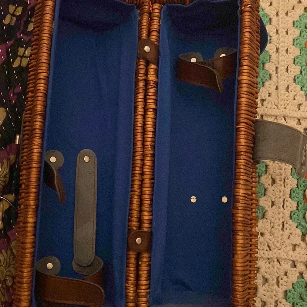 Grey Goose wine/bottle holder in leather & wicker. Great for romantic picnics! - Picture 5 of 8